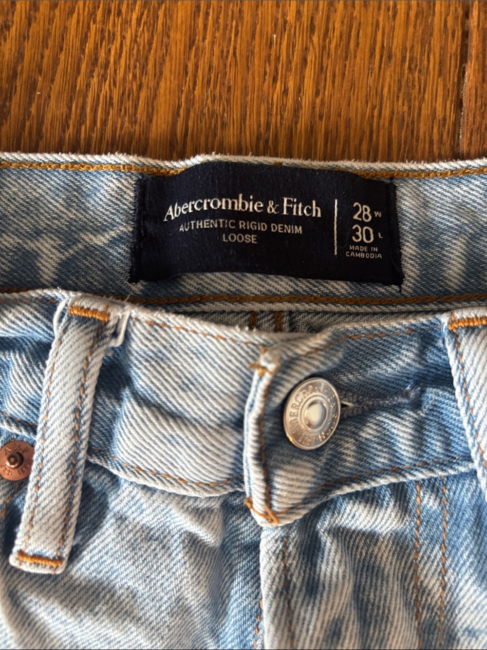 Abercrombie & Fitch Men’s Light Wash Loose Fit Jeans 28x30 - Picture 2 of 4